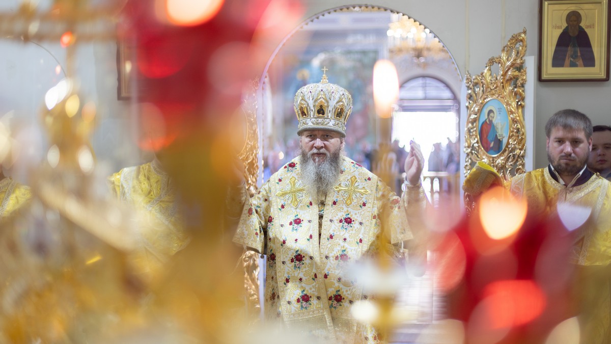 Луганск. Митрополит Пантелеимон совершил воскресное богослужение в кафедральном соборе
