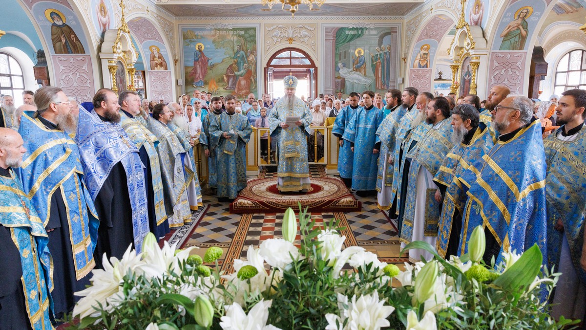 Луганск. В кафедральном соборе совершено богослужение в честь Казанской иконы Божией Матери