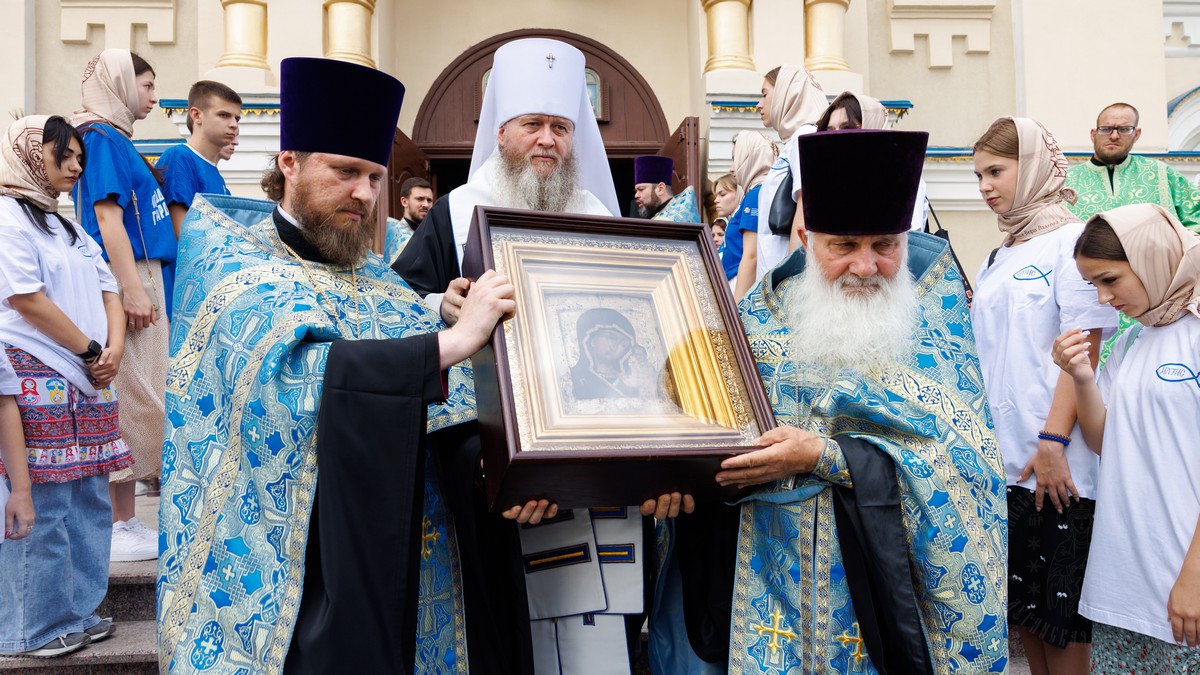 Луганск. В кафедральном соборе провели Казанскую икону Божией Матери в дальнейший путь