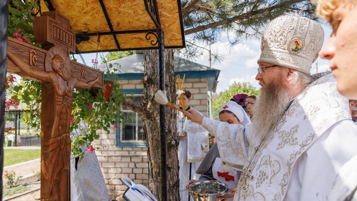 Подробнее о статье Новоайдар. Правящий архиерей совершил богослужение на приходе Архистратига Божия Михаила