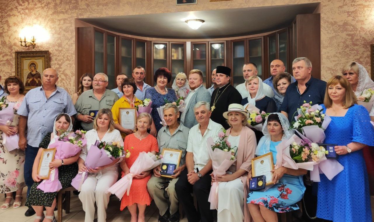 В Луганске наградили семьи, которые прожили в браке более 25 лет