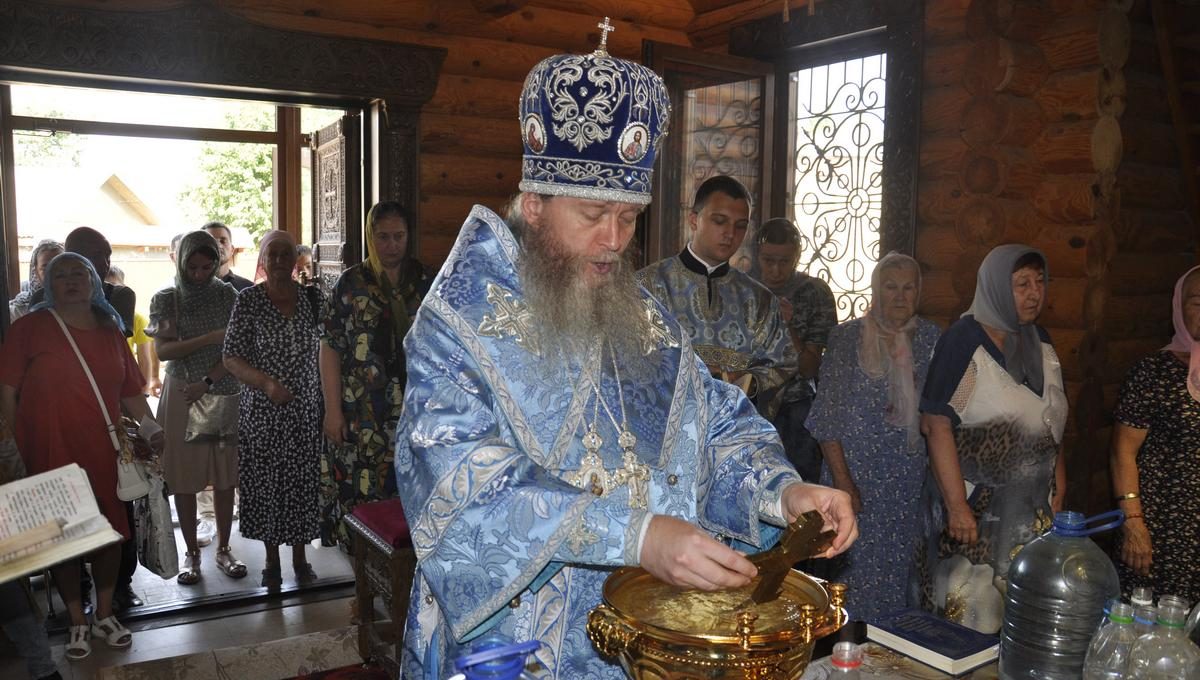 Вы сейчас просматриваете Луганск. Митрополит Пантелеимон совершил воскресное богослужение