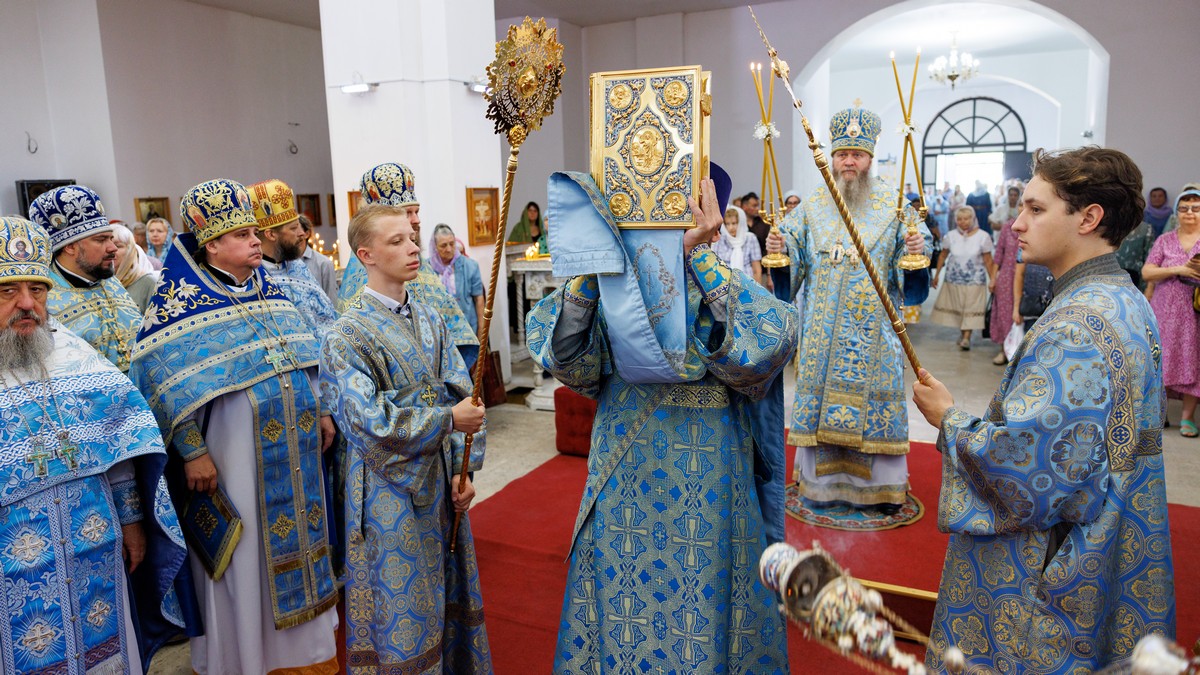 Вы сейчас просматриваете Луганск. Престольный праздник храма иконы Божией Матери «Умиление»