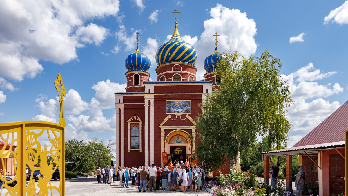 Вы сейчас просматриваете Славяносербск. Митрополит Пантелеимон возглавил престольный праздник храма святого первомученика архидиакона Стефана