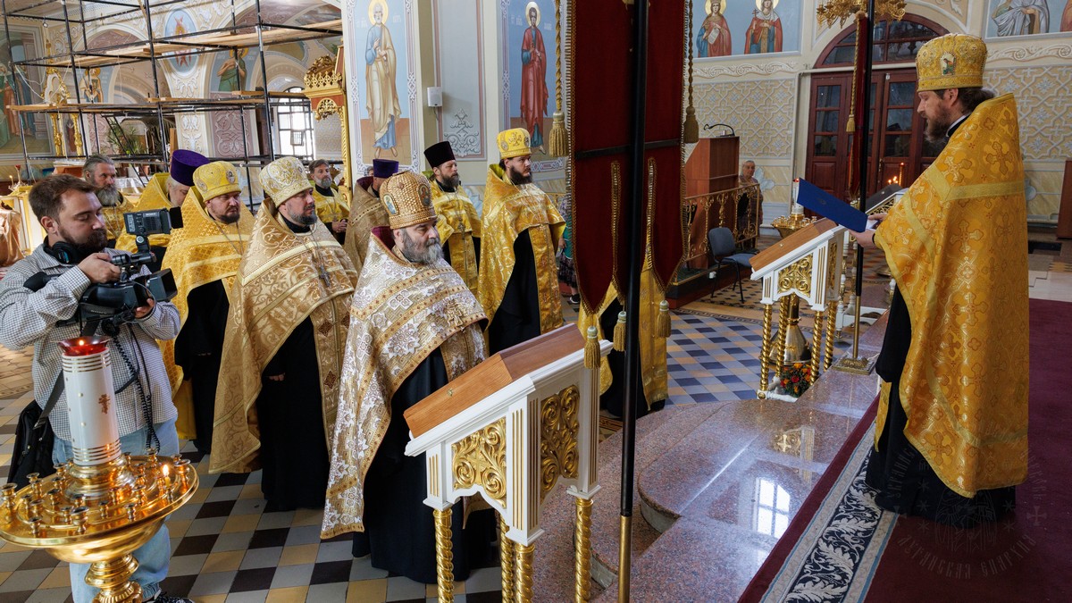 Луганск. Священнослужители совершили благодарственный молебен в честь Дня города