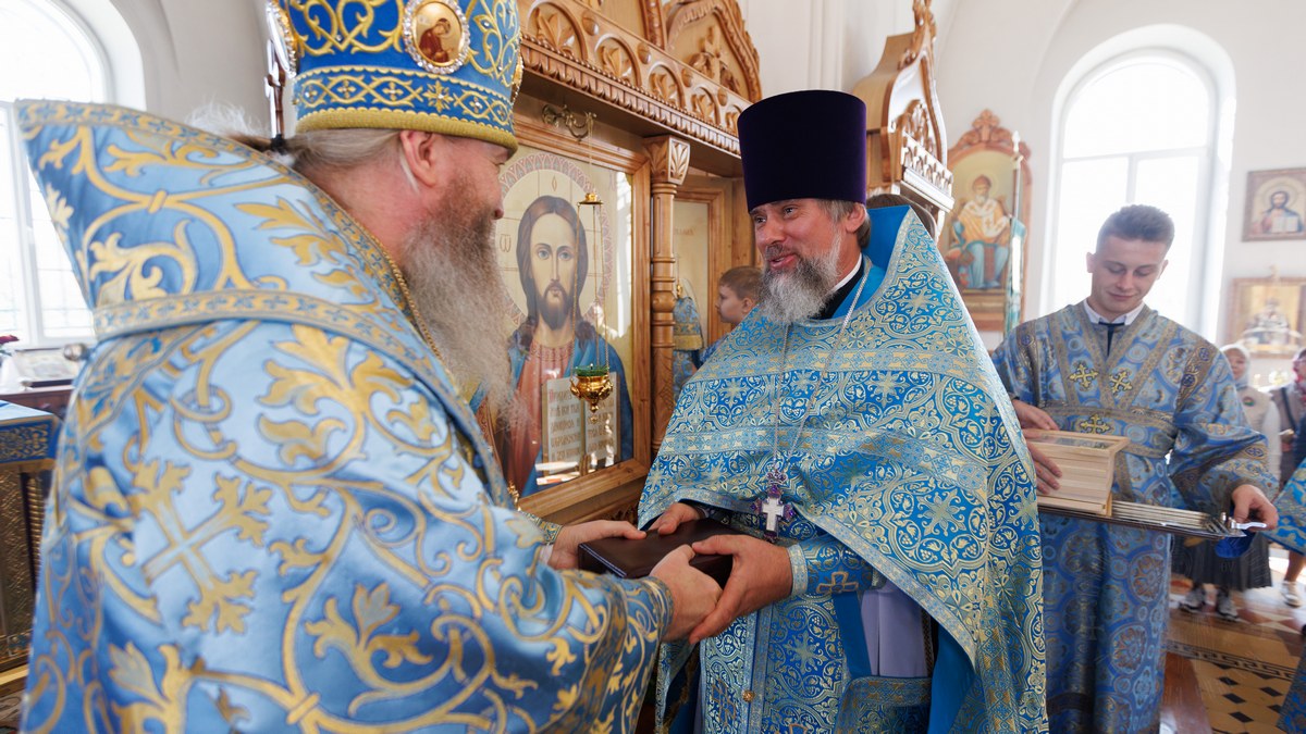 Пивнёвка. Митрополит Пантелеимон совершил Литургию в храме Святой Троицы