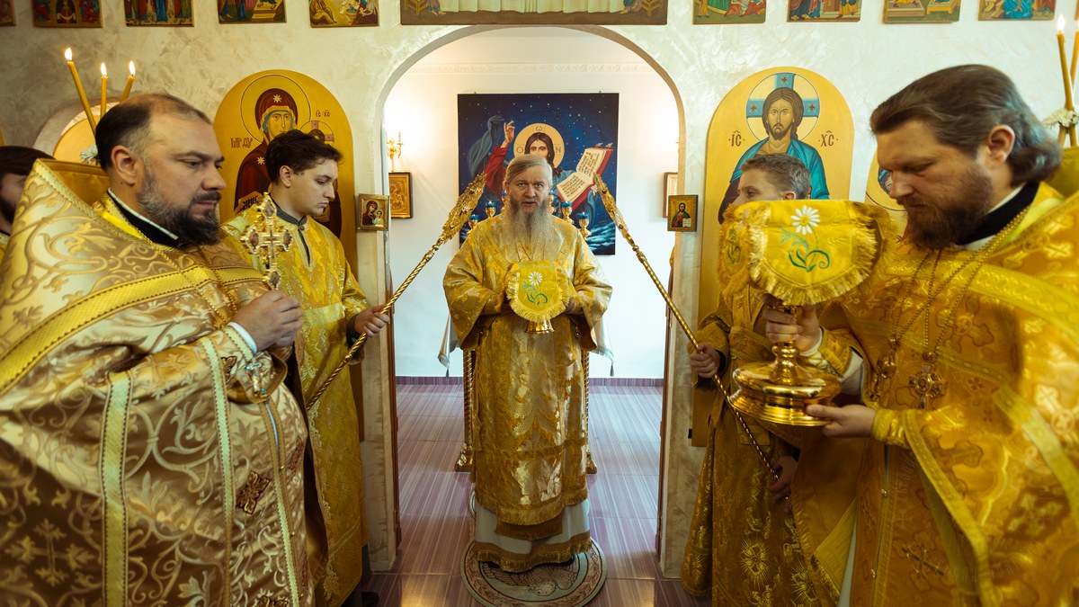 Луганск. Митрополит Пантелеимон совершил воскресное богослужение в больничном храме