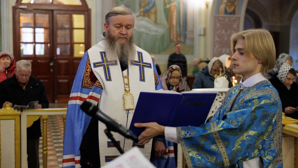 Луганск. Митрополит Пантелеимон совершил молебен с акафистом у Луганской иконы Божией Матери