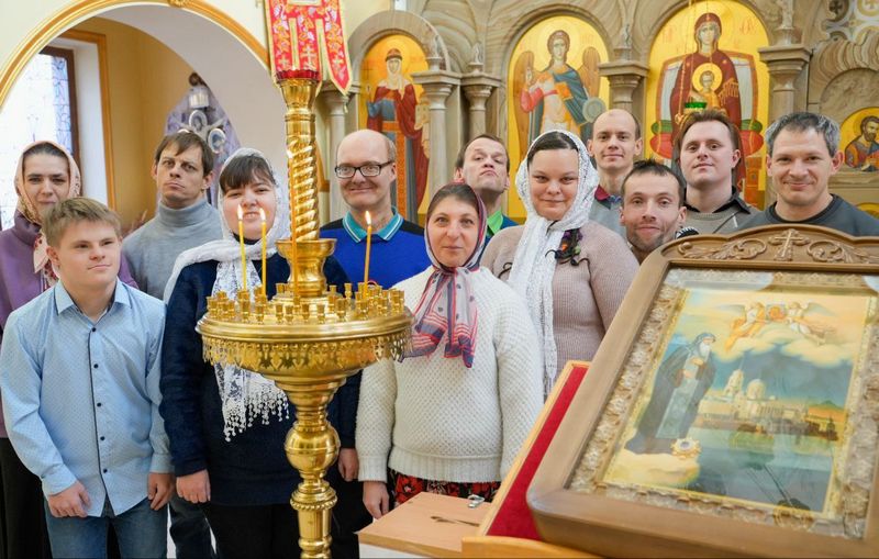 Алчевск. Духовенство совершило молебен для особых детей