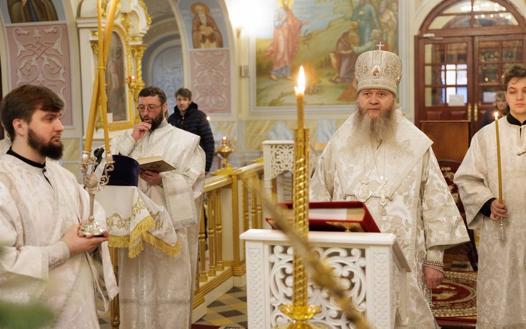 Луганск. В Рождественский сочельник митрополит Пантелеимон совершил богослужение в кафедральном соборе