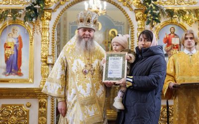 Митрополит Пантелеимон вручил юбилейные грамоты духовенству и прихожанам кафедрального собора
