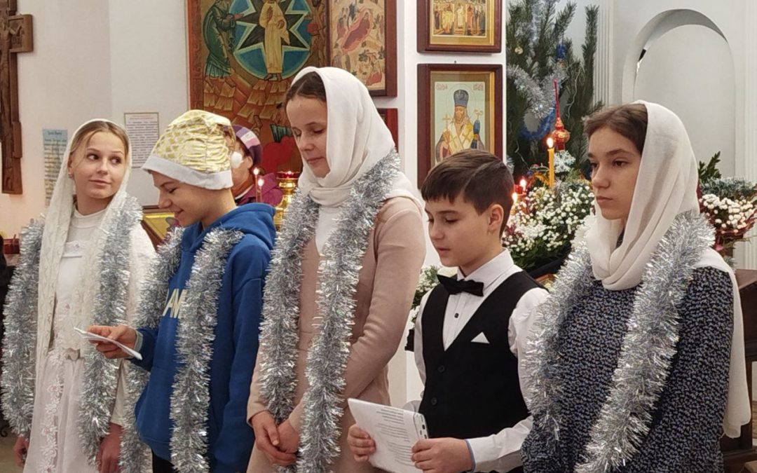 7 января, в праздник Рождества Христова, в храме Святой Троицы, города Луганска совершили праздничную Божественную литургию.