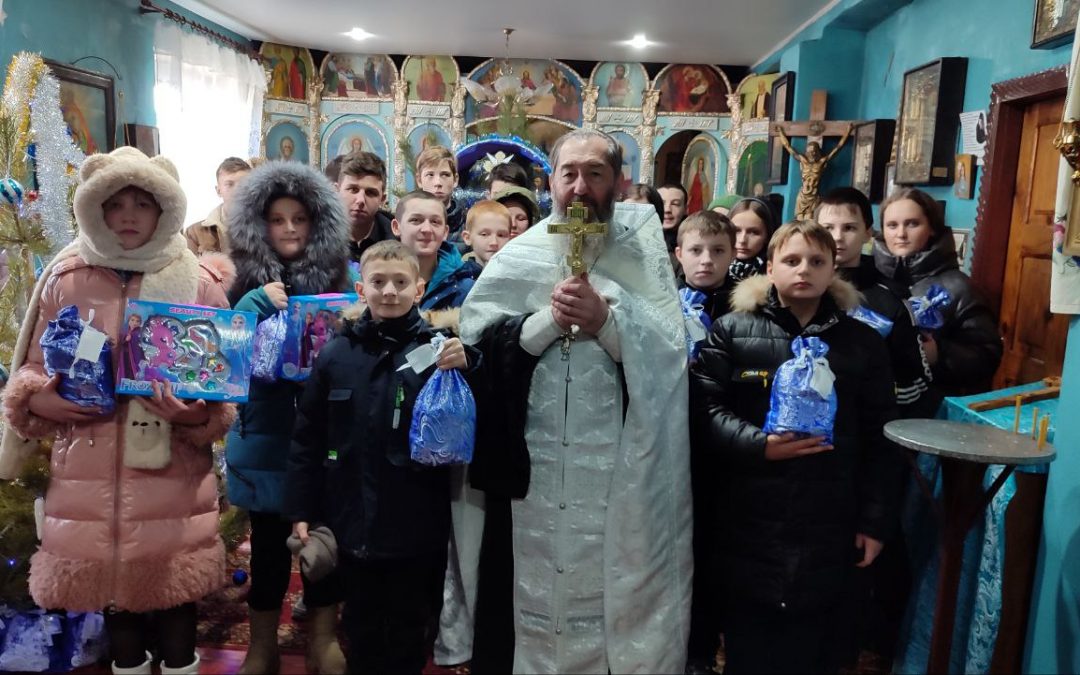 Настоятель храма в с. Тёплое рассказал ребятам о том, как вести себя в храме