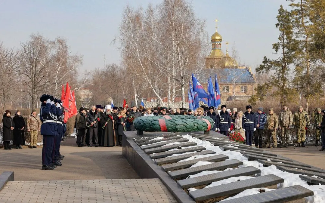 Луганск. В 82-ю годовщину освобождения города от немецких захватчиков, митрополит Пантелеимон совершил заупокойную литию и возложил цветы в сквере имени 9 мая