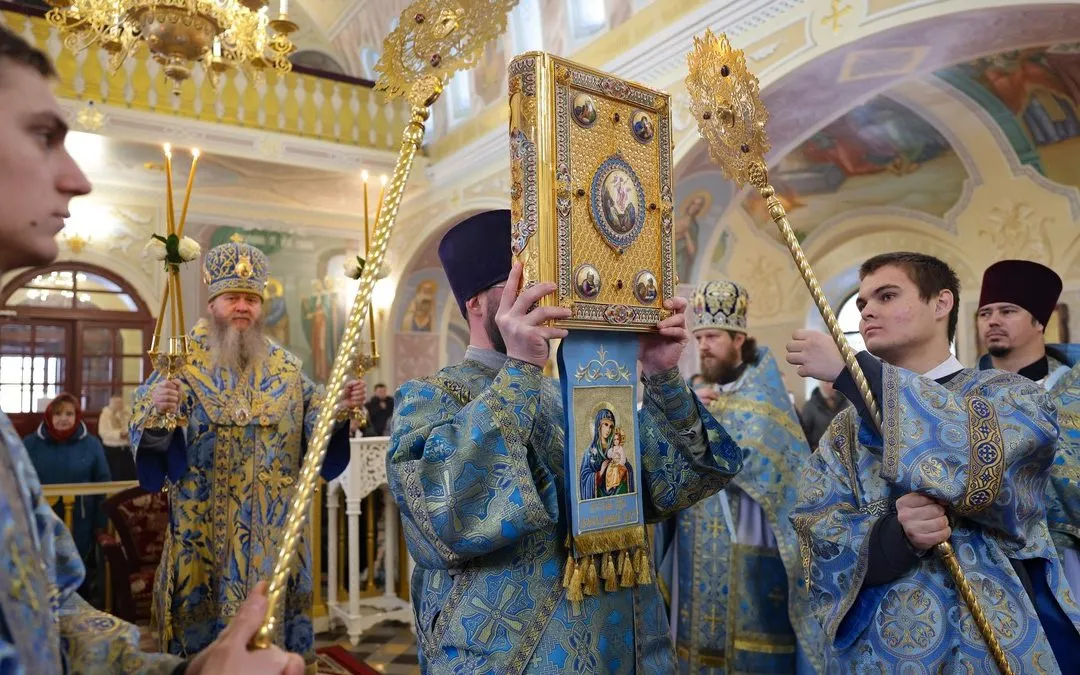 Луганск. В праздник Сретения Господня митрополит Пантелеимон совершил Литургию в кафедральном соборе