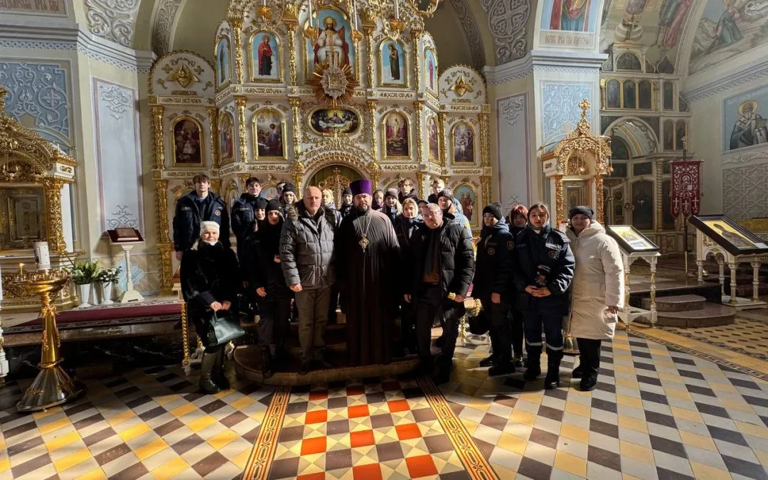 Луганск. Клирик кафедрального собора провёл ознакомительную экскурсию для студентов Луганского Государственного университета им.В.Даля