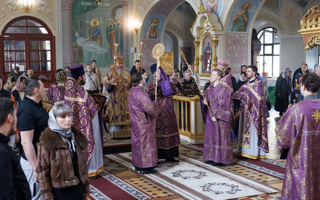 Луганск. Митрополит Пантелеимон совершил богослужение Недели Крестопоклонной