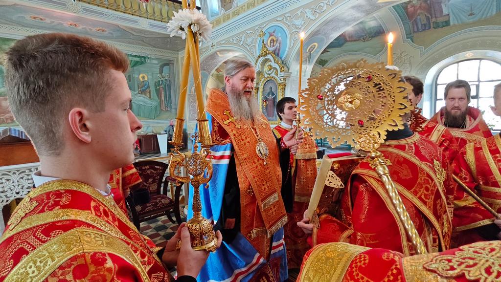 Луганск. Митрополит Пантелеимон совершил соборное пение акафиста Воскресению Христову