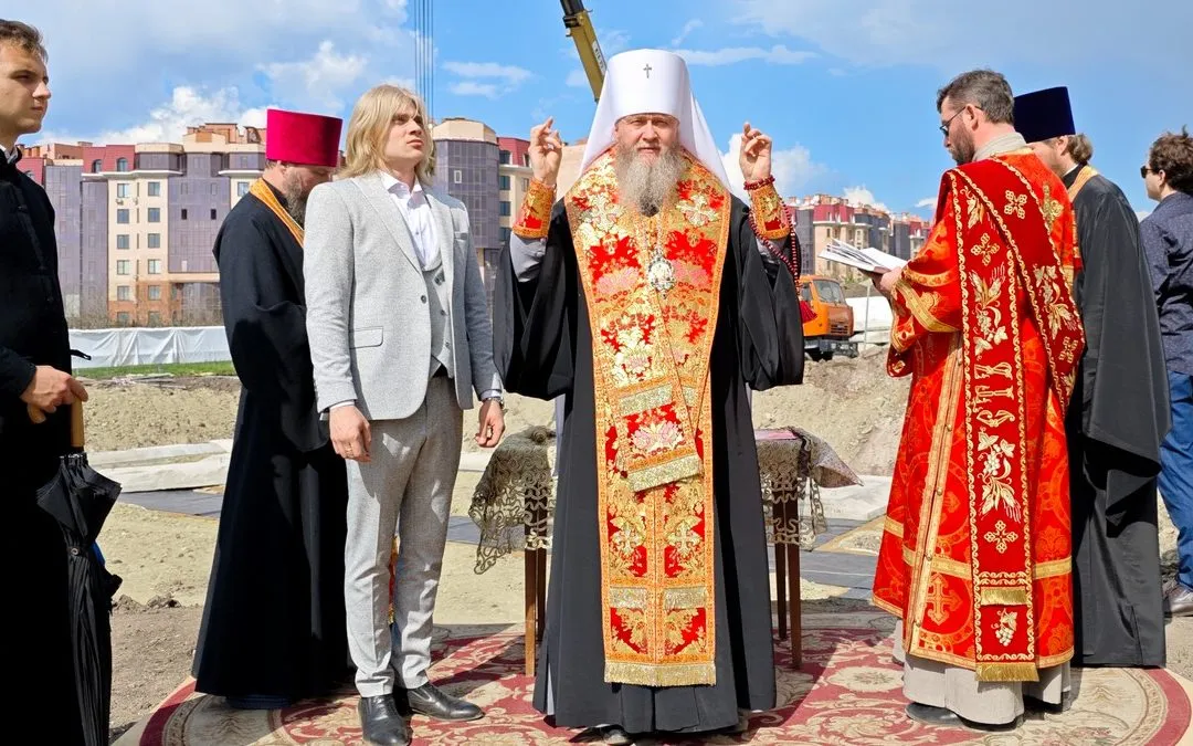 Луганск. Митрополит Пантелеимон совершил молебен на месте строительства духовно-просветительского центра