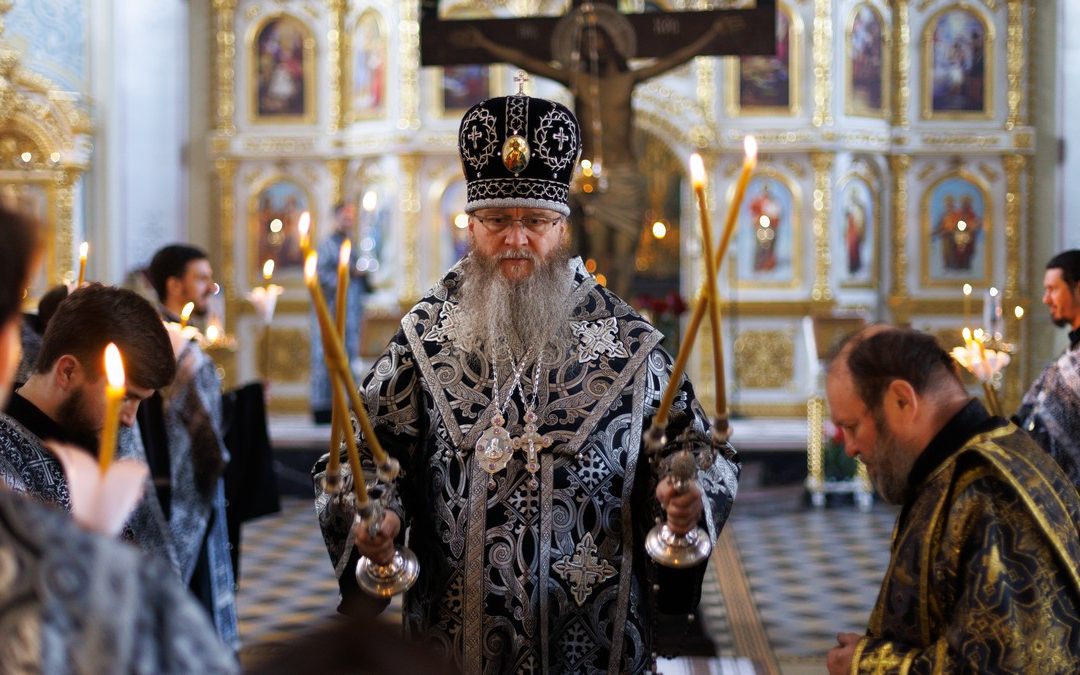 Луганск. Митрополит Пантелеимон совершил Утреню Великой Пятницы с чтением двенадцати Страстных Евангелий
