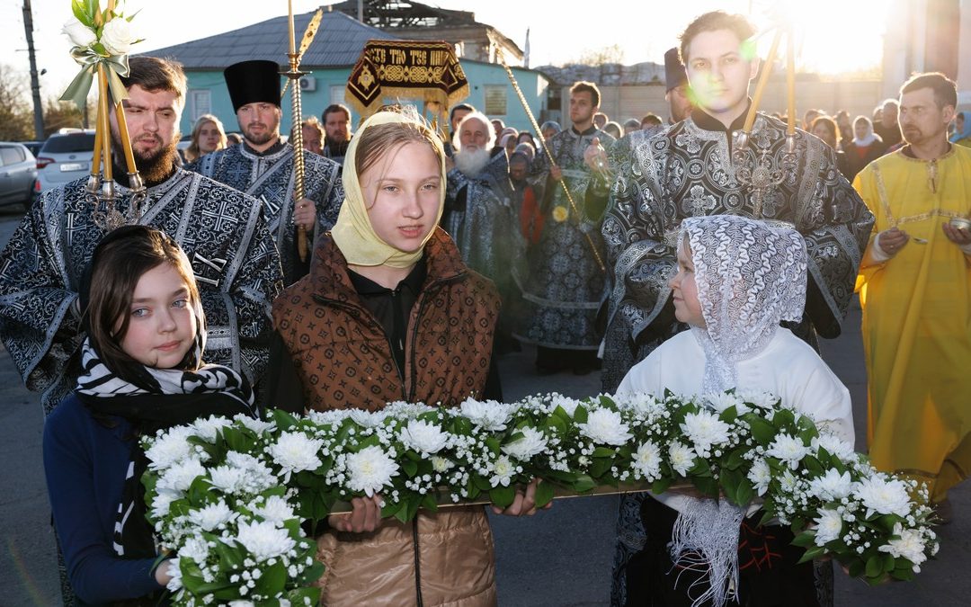 Луганск. Митрополит Пантелеимон совершил Утреню Великой Субботы и чин погребения Плащаницы