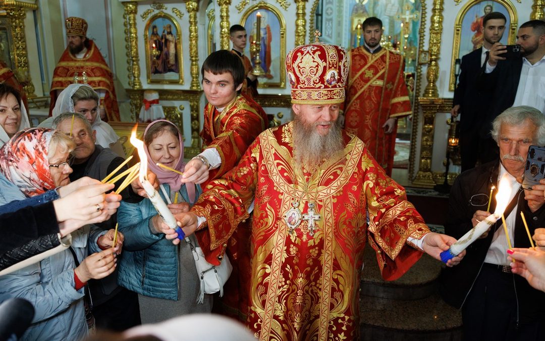 Луганск. Митрополит Пантелеимон совершил Пасхальное богослужение в кафедральном соборе
