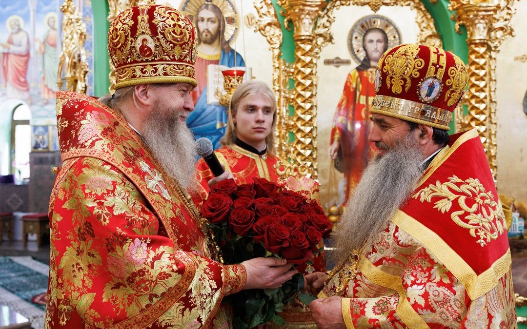 Луганск. В день Радоницы, митрополит Пантелеимон совершил Литургию и пасхальное поминовение усопших