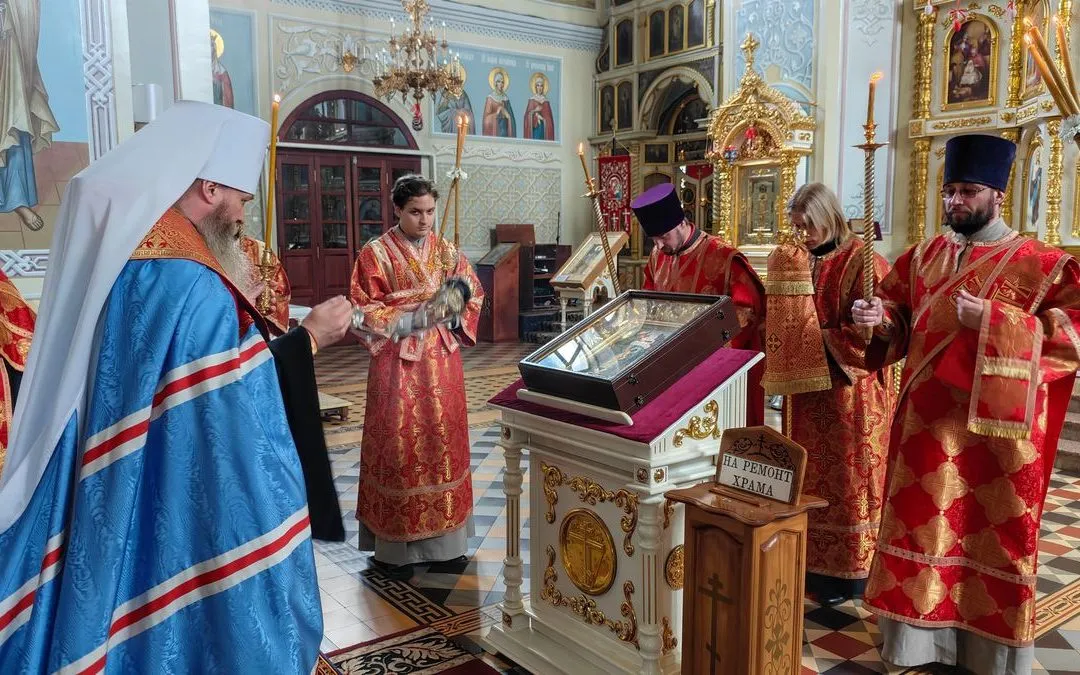 Луганск. Митрополит Пантелеимон совершил соборное пение акафиста Воскресению Христову