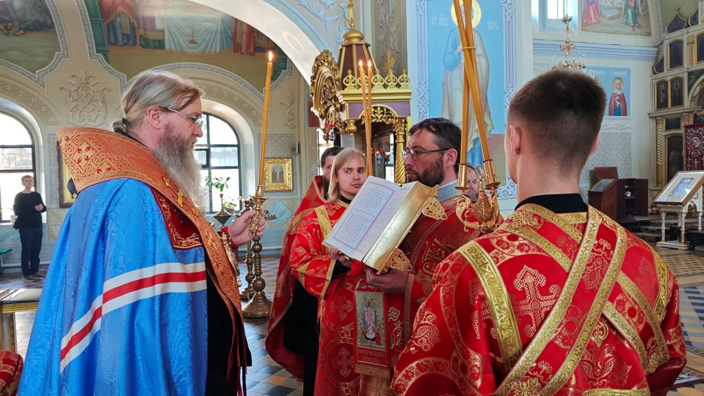 Луганск. Митрополит Пантелеимон совершил соборное пение акафиста Воскресению Христову