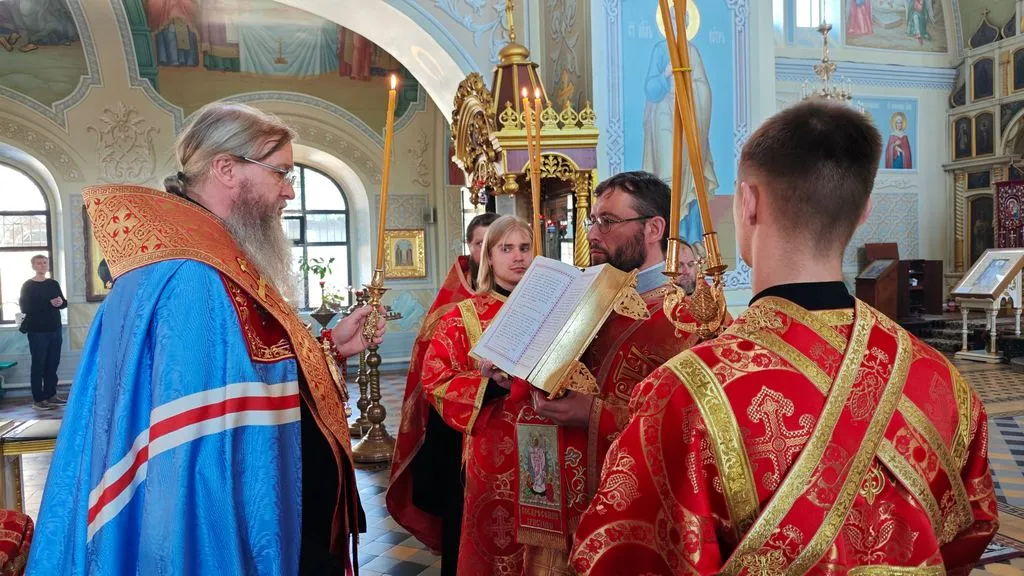 Луганск. Митрополит Пантелеимон совершил соборное пение акафиста Воскресению Христову