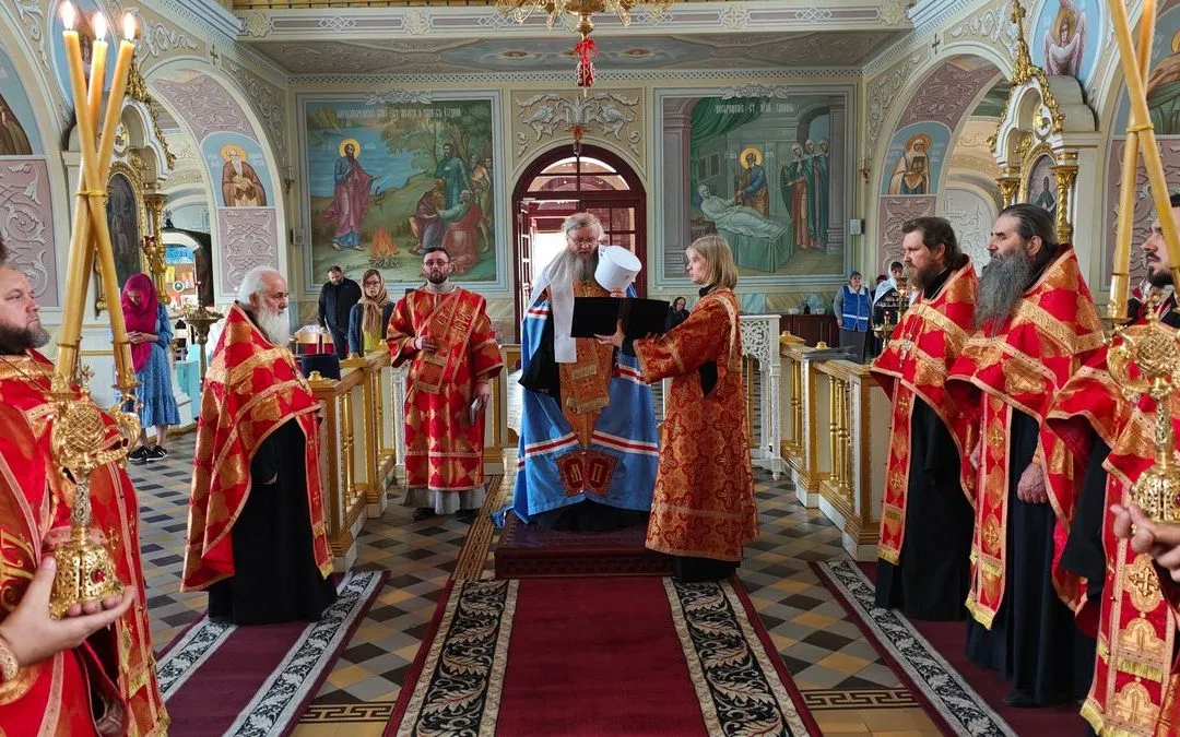 Луганск. Митрополит Пантелеимон совершил соборное пение акафиста Воскресению Христову