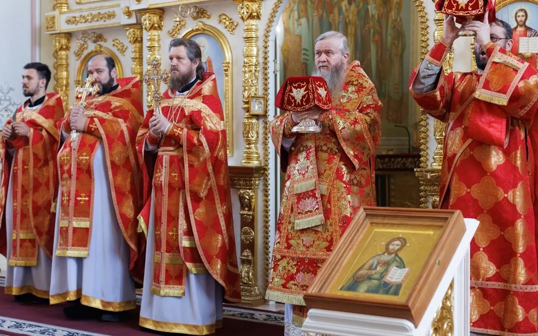 В день Преполовения Пятидесятницы, митрополит Пантелеимон совершил Литургию в кафедральном соборе