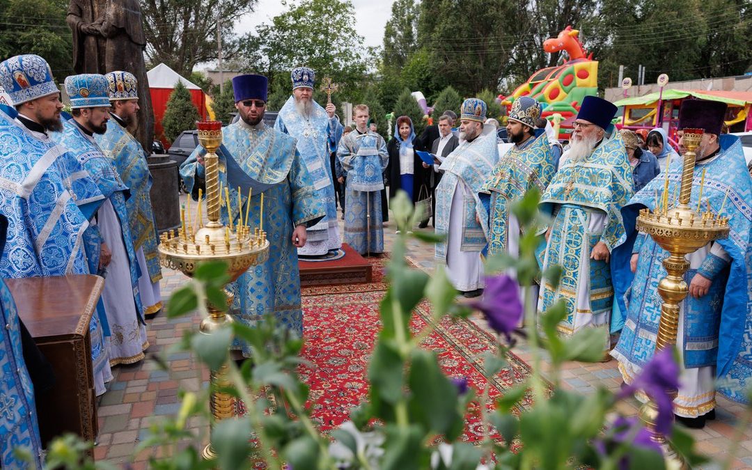 Луганск. Митрополит Пантелеимон возглавил престольное празднование храма иконы Божией Матери Киево-Печерской