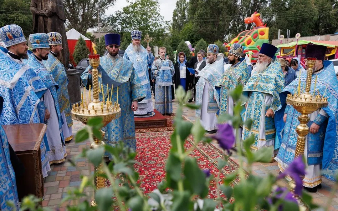 Луганск. Митрополит Пантелеимон возглавил престольное празднование храма иконы Божией Матери Киево-Печерской