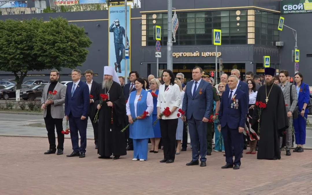 Митрополит Пантелеимон с представителями Народного Совета ЛНР возложил цветы к памятнику «Они отстояли Родину»
