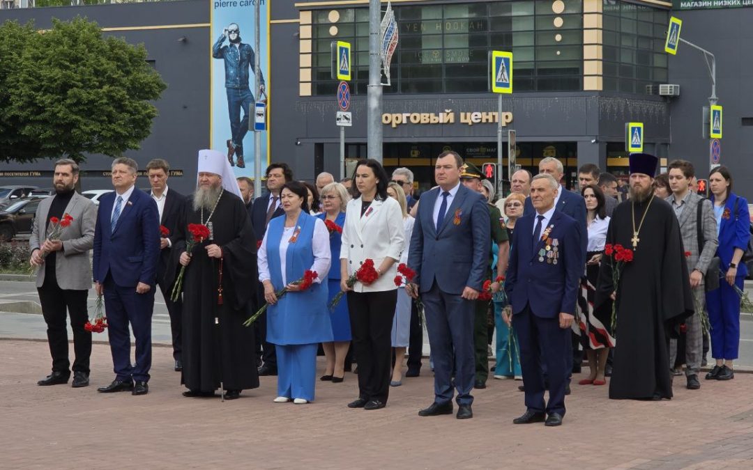 Митрополит Пантелеимон с представителями Народного Совета ЛНР возложил цветы к памятнику «Они отстояли Родину»