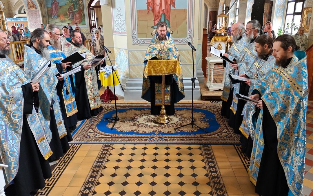 Луганск. Священнослужители совершили молебен с акафистом у Луганской иконы Божией Матери