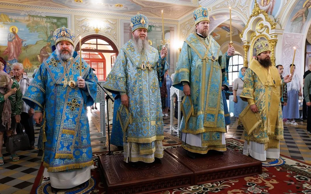 Луганск. В канун праздника Луганской иконы Божией Матери архипастыри совершили Всенощное бдение в кафедральном соборе