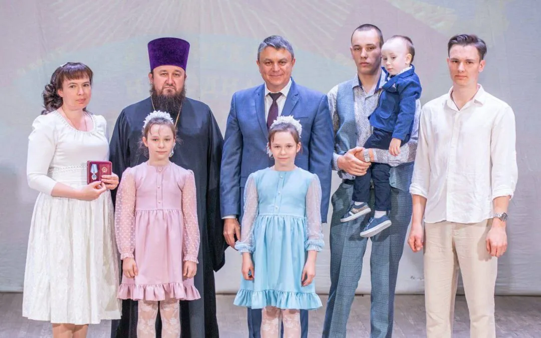 Глава Республики вручил медали «Родительская слава» мамам 13 многодетных семей