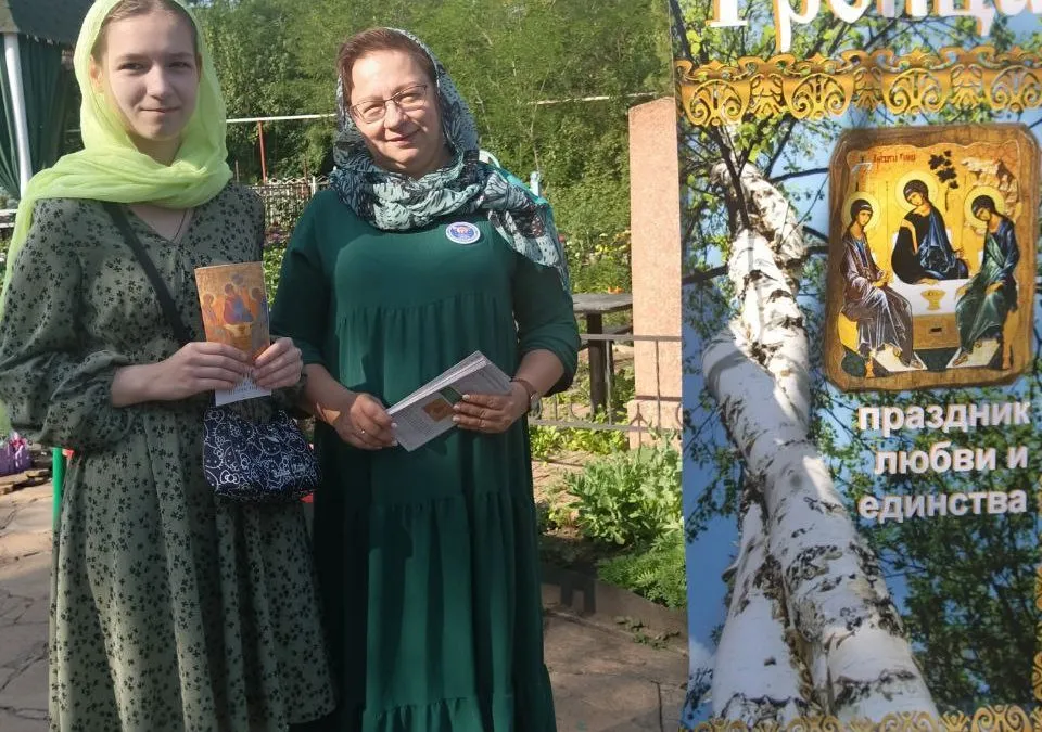 В Луганске прошла уличная акция «Троица — праздник любви и единства»