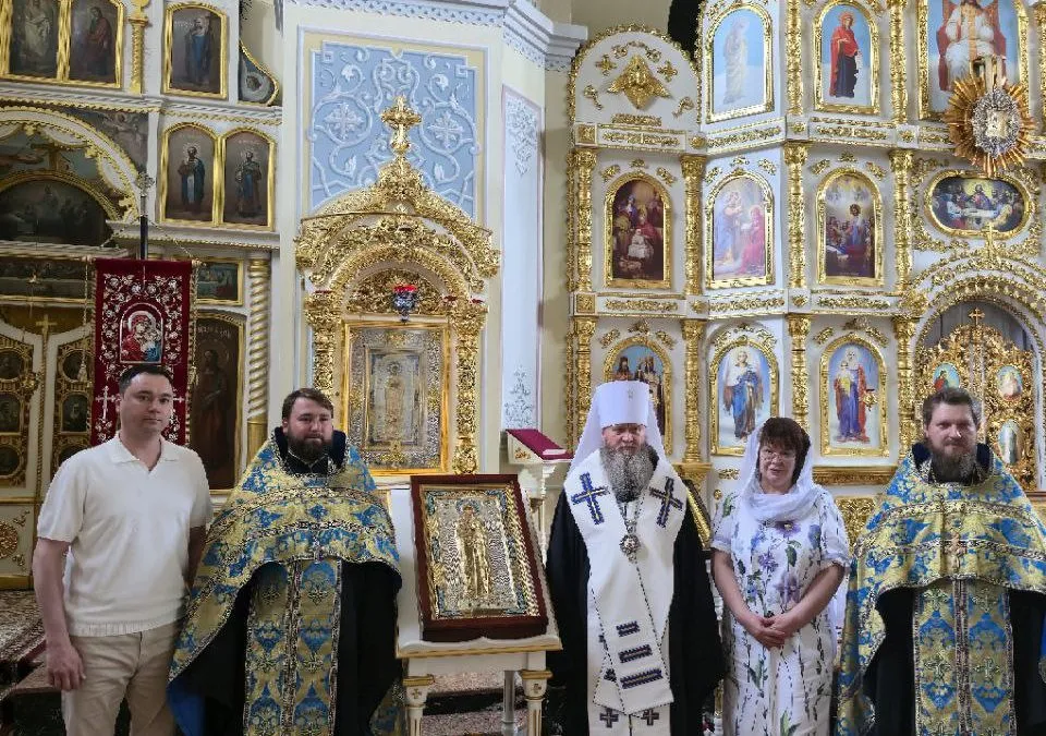 Священнослужители совершили поездку в Коломну с точным списком Луганской иконы Божией Матери