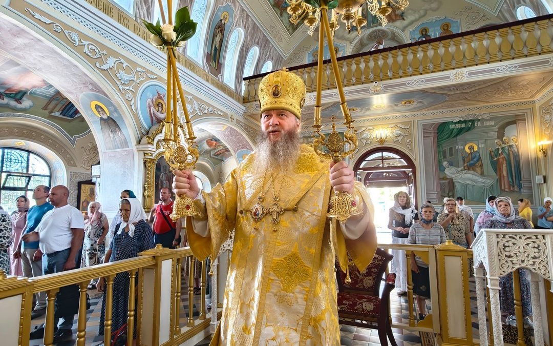 Луганск. Митрополит Пантелеимон совершил воскресное богослужение в кафедральном соборе