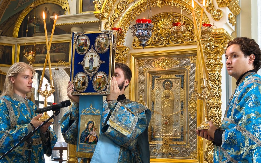 Митрополит Пантелеимон совершил молебное акафистное пение и Литургию в кафедральном соборе