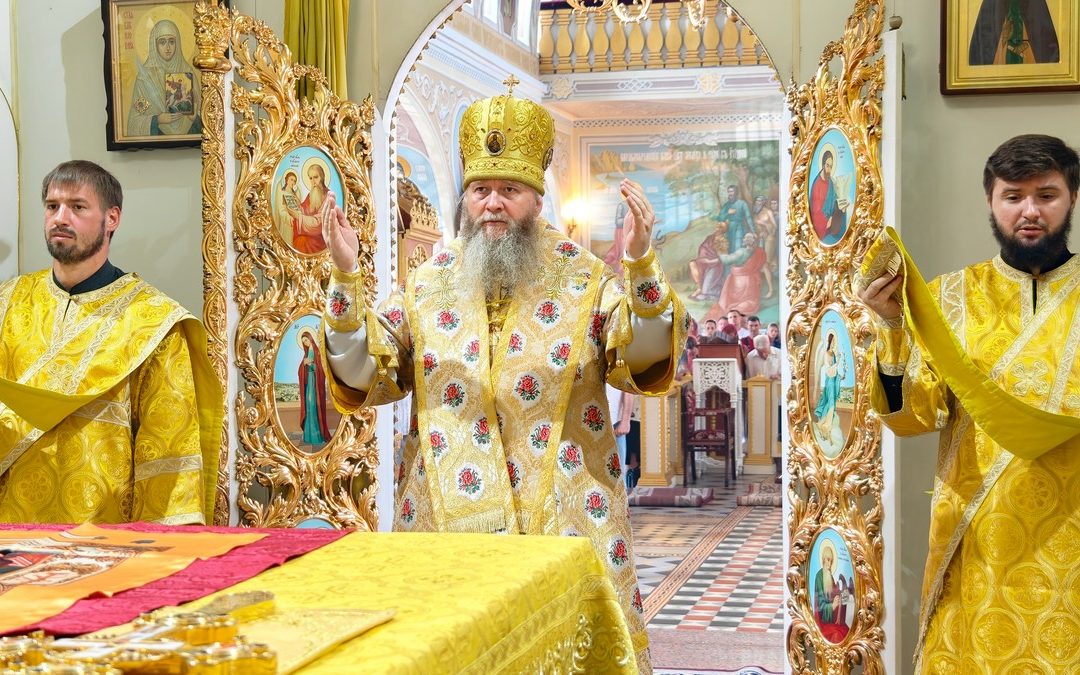 Митрополит Пантелеимон совершил воскресное богослужение в кафедральном соборе