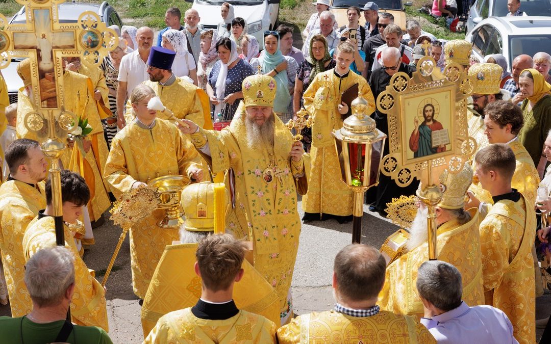 Луганск. Престольный праздник Петро-Павловского кафедрального собора