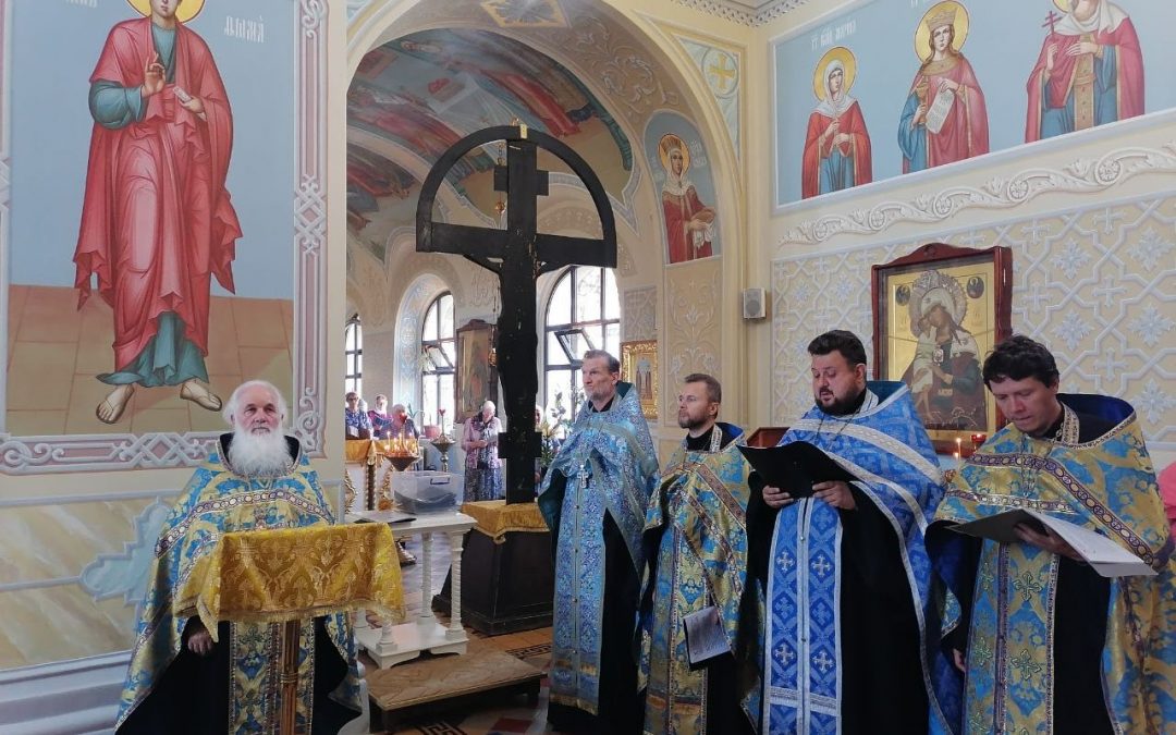 Молебен с акафистом у Луганской иконы Божией Матери