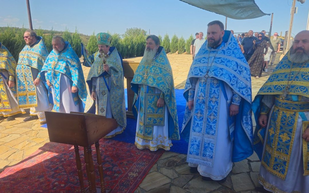 Бугаёвка. Священнослужители совершили Литургию на виноградных плантациях усадьбы Савиных