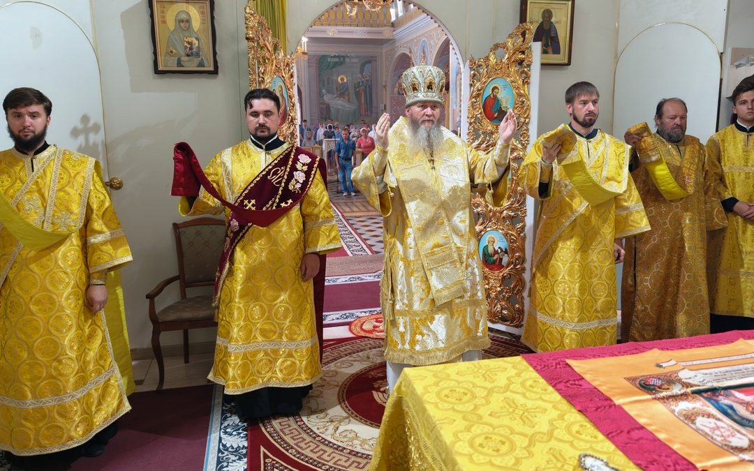 Митрополит Пантелеимон совершил воскресное богослужение в кафедральном соборе