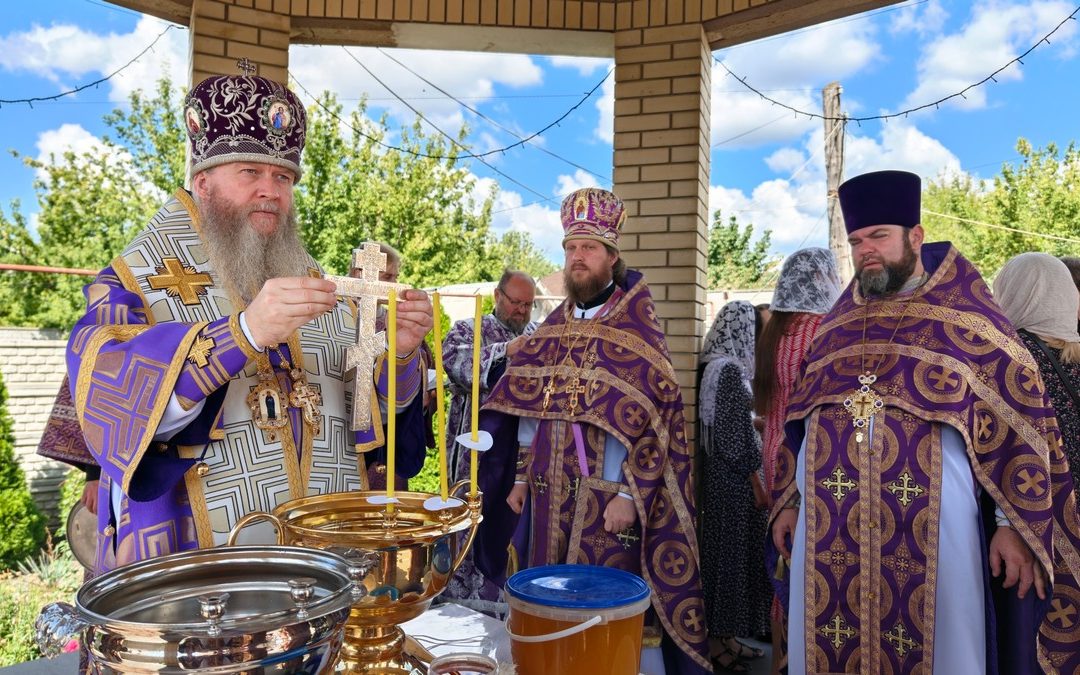 Луганск. Богослужение в праздник Происхождения честных древ Животворящего Креста Господня