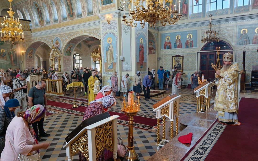 Митрополит Пантелеимон совершил воскресное богослужение в кафедральном соборе